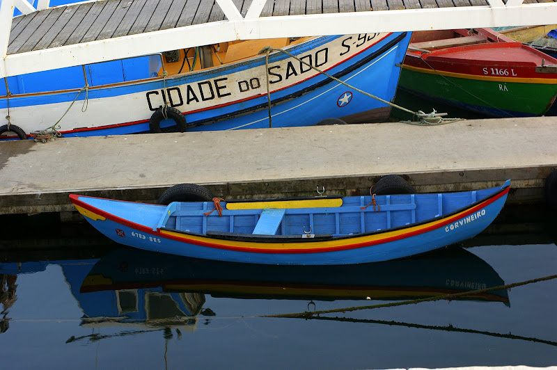 Barcos azuis do rio azul