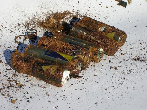 800px-Corroded_batteries_imgp6163