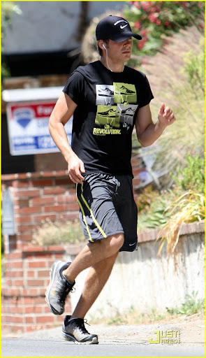 zac-efron-revolution-runner-01.jpg