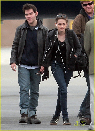 #4428301 EXCLUSIVE... Exclusive... Kristen Stewart arrived back in Los Angeles, California on January 25, 2010 with a group after attending the Sundance Film Festival in Park City, Utah over the weekend. 
 Fame Pictures, Inc - Santa Monica, CA, USA - +1 (310) 395-0500