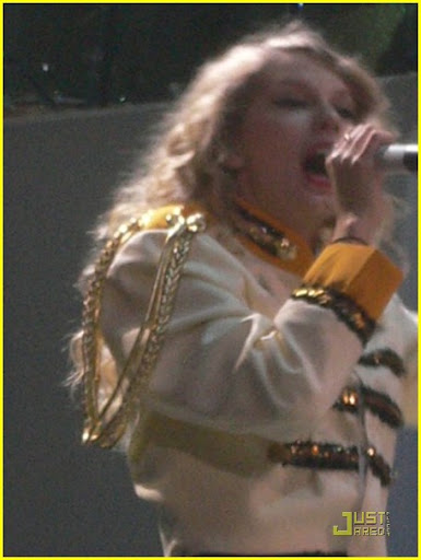 taylor-swift-dont-feed-possums-01.jpg