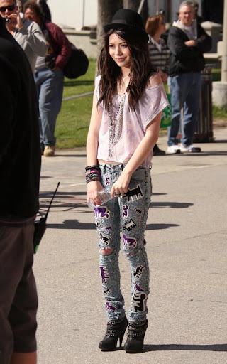 03-04-10 Santa Monica, CA
Exclusive: Actress Miranda Cosgrove seen filming a music video on the boardwalk in Santa Monica, CA. Miranda is wearing a pair of jeans with artwork by Keith Haring on them...
Exclusive Pix by Flynet ©2010
818-307-4813 Nicolas
310-869-0177 Scott