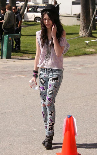 03-04-10 Santa Monica, CA
Exclusive: Actress Miranda Cosgrove seen filming a music video on the boardwalk in Santa Monica, CA. Miranda is wearing a pair of jeans with artwork by Keith Haring on them...
Exclusive Pix by Flynet ©2010
818-307-4813 Nicolas
310-869-0177 Scott