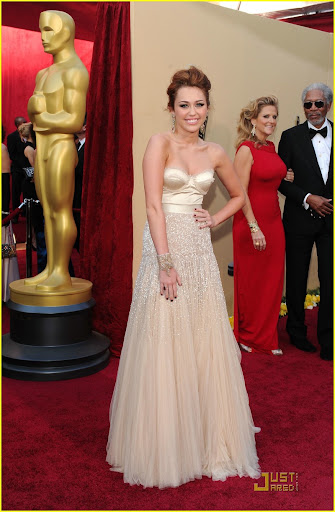 HOLLYWOOD - MARCH 07:  Singer/actress Miley Cyrus arrives at the 82nd Annual Academy Awards held at Kodak Theatre on March 7, 2010 in Hollywood, California.  (Photo by Alberto E. Rodriguez/Getty Images)