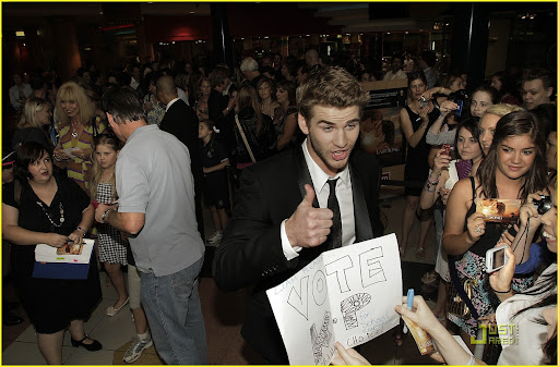 http://lh4.ggpht.com/_5o0lauHsu1A/S6F2prgMGvI/AAAAAAAAG3I/W3cpb4L79yw/liam-hemsworth-melbourne-last-song-17.jpg?imgmax=512