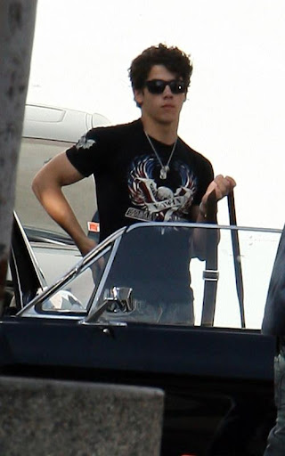 nick-jonas-032010-8.jpg