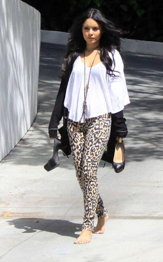 vanessa-hudgens-041410-10.jpg