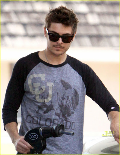 !! PLEASE CREDIT ALL USAGE TO "LIMELIGHTPICS.US" !!** MUST CALL BEFORE USE!  ©LIMELIGHTPICS.US **Zack Efron & Vanessa Hudgens stop to fill their tank and purchashe some goodies for the road. ~Exclusive!~   LOS ANGELES, CA 041610 ©LIMELIGHT PICTURES !! PLEASE CREDIT ALL USAGE TO "LIMELIGHTPICS.US" !!