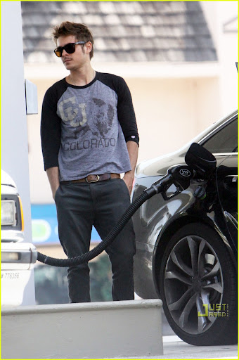 !! PLEASE CREDIT ALL USAGE TO "LIMELIGHTPICS.US" !!** MUST CALL BEFORE USE!  ©LIMELIGHTPICS.US **Zack Efron & Vanessa Hudgens stop to fill their tank and purchashe some goodies for the road. ~Exclusive!~   LOS ANGELES, CA 041610 ©LIMELIGHT PICTURES !! PLEASE CREDIT ALL USAGE TO "LIMELIGHTPICS.US" !!