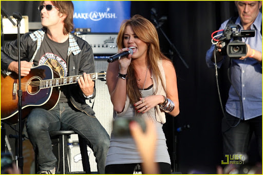 Miley Cyrus
performs at the Grove
Los Angeles, California - 28.04.10
Mandatory Credit: Owen Beiny / WENN.com