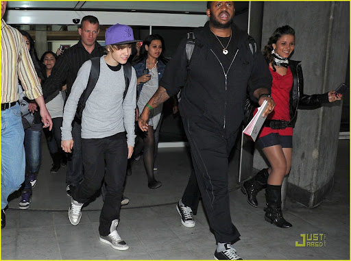 © BAUER-GRIFFIN.COM
***NO CANADA RIGHTS***
Justin Bieber arrives in Paris with heavy security around him as a slew of eager fans greet him at the airport and the Hotel Renaissance at the Arc de Triomphe. Once at the hotel Bieber emerges on the balcony of his room to wave down at fans.
NON-EXCLUSIVE April 29, 2010
Job: 68211EX Paris, France
www.bauergriffin.com
www.bauergriffinonline.com