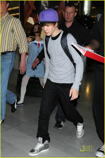© BAUER-GRIFFIN.COM
***NO CANADA RIGHTS***
Justin Bieber arrives in Paris with heavy security around him as a slew of eager fans greet him at the airport and the Hotel Renaissance at the Arc de Triomphe. Once at the hotel Bieber emerges on the balcony of his room to wave down at fans.
NON-EXCLUSIVE April 29, 2010
Job: 68211EX Paris, France
www.bauergriffin.com
www.bauergriffinonline.com