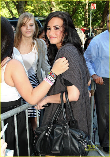 © BAUER-GRIFFIN.COM Demi Lovato leaves the Trump International
Hotel and greets her fans before heading out. NON-EXCLUSIVE May 20,
2010 Job: 100520X8 New York, New York www.bauergriffin.com
www.bauergriffinonline.com