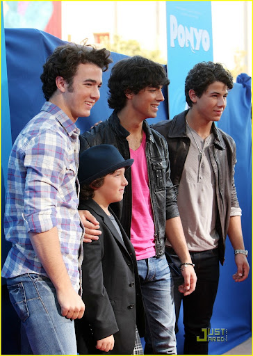 jonas-brothers-ponyo-premiere-02.jpg