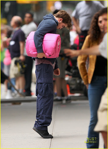 robert-pattinson-pink-sleeping-bag-10.jpg