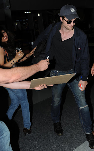 robert-pattinson-land-7279-5.jpg