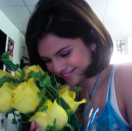 selena-gomez-yellow-roses.jpg