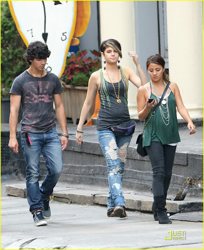 joe-jonas-soho-stud-04.jpg