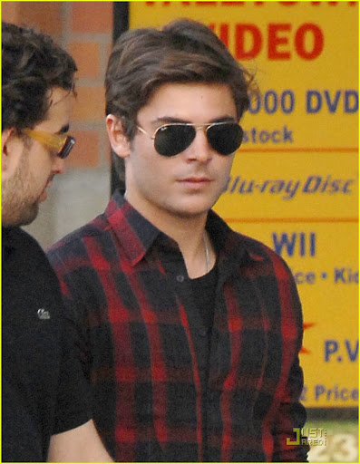 zac-efron-amanda-crew-03.jpg