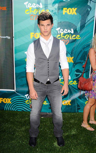 UNIVERSAL CITY, CA - AUGUST 09: Actor Taylor Lautner arrives at the 2009 Teen Choice Awards held at Gibson Amphitheatre on August 9, 2009 in Universal City, California. (Photo by Frazer Harrison/Getty Images) *** Local Caption *** Taylor Lautner