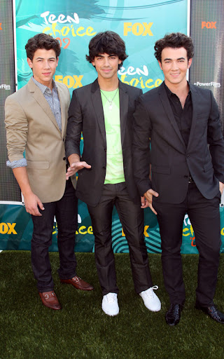UNIVERSAL CITY, CA - AUGUST 09: (L-R) Singers Nick Jonas, Joe Jonas and Kevin Jonas of The Jonas Brothers arrive at the 2009 Teen Choice Awards held at Gibson Amphitheatre on August 9, 2009 in Universal City, California. (Photo by Jason Merritt/Getty Images) *** Local Caption *** Nick Jonas;Joe Jonas;Kevin Jonas