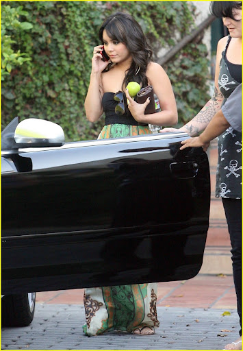 vanessa-hudgens-girl-scout-01.jpg