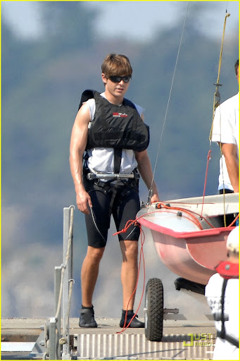 zac-efron-rocks-boat-03.jpg