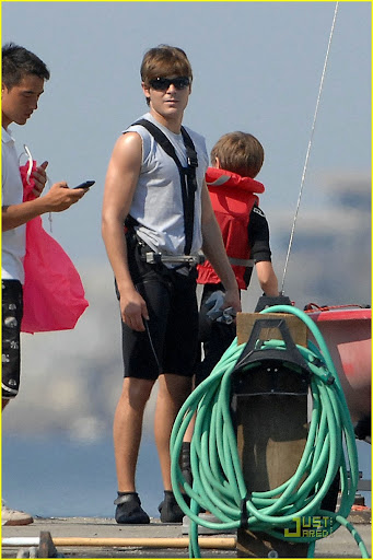 zac-efron-rocks-boat-04.jpg