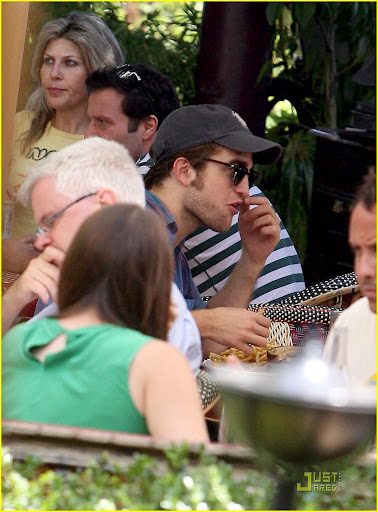 robert-pattinson-kristen-stewart-together-04.jpg