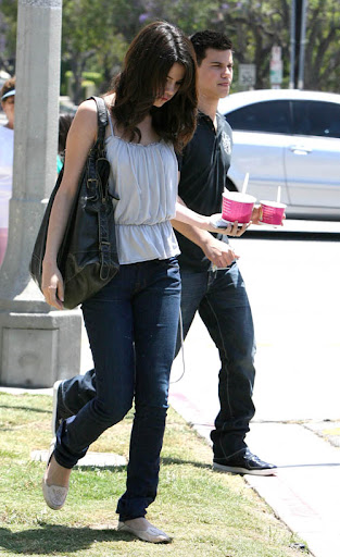 June 2, 2009: Taylor Lautner and Selena Gomez spotted stopping for frozen yogurt in Los Angeles, California today. Credit: Miguel Aguilar/INFphoto.com Ref.: infusla-43/55