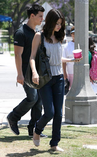 June 2, 2009: Taylor Lautner and Selena Gomez spotted stopping for frozen yogurt in Los Angeles, California today. Credit: Miguel Aguilar/INFphoto.com Ref.: infusla-43/55