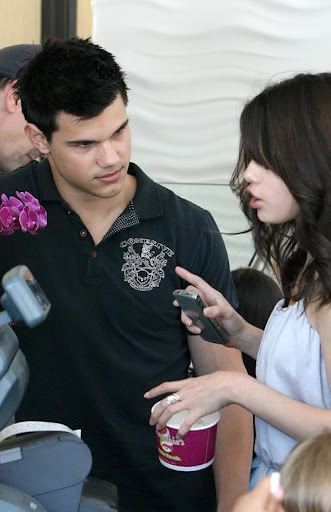 June 2, 2009: Taylor Lautner and Selena Gomez spotted stopping for frozen yogurt in Los Angeles, California today. Credit: Miguel Aguilar/INFphoto.com Ref.: infusla-43/55