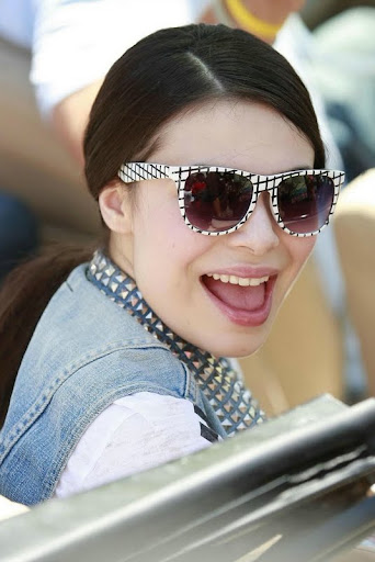 miranda-cosgrove-cadillac-cruisin24.jpg