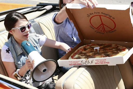miranda-cosgrove-cadillac-cruisin17.jpg