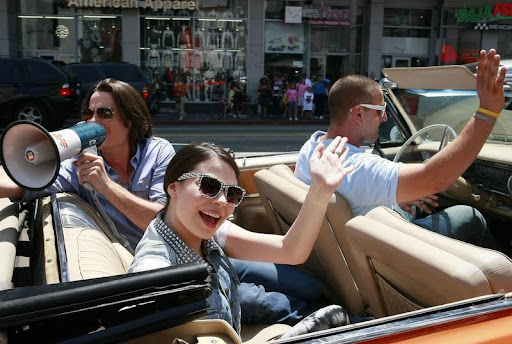 miranda-cosgrove-cadillac-cruisin04.jpg