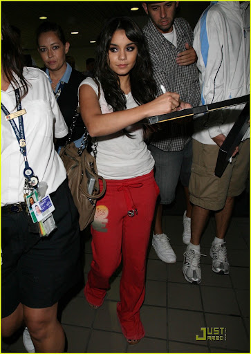 zac-efron-vanessa-hudgens-vancouver-05.jpg