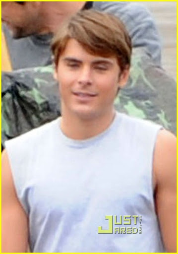 zac-efron-smiling-st-cloud-03.jpg