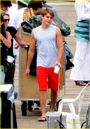 zac-efron-smiling-st-cloud-04.jpg