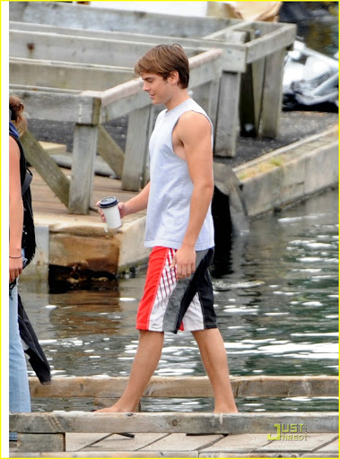zac-efron-smiling-st-cloud-05.jpg