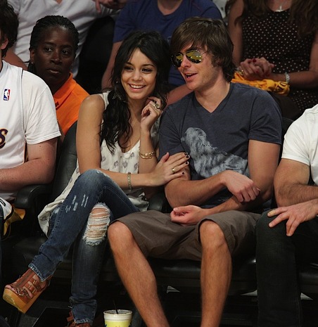 gallery_main-zac-efron-vanessa-hudgens-lakers-game-08162009-06.jpg