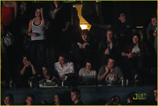 kristen-stewart-robert-pattinson-kings-of-leon-05.jpg