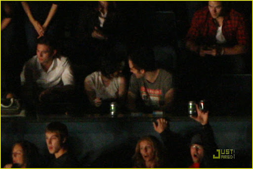 kristen-stewart-robert-pattinson-kings-of-leon-02.jpg