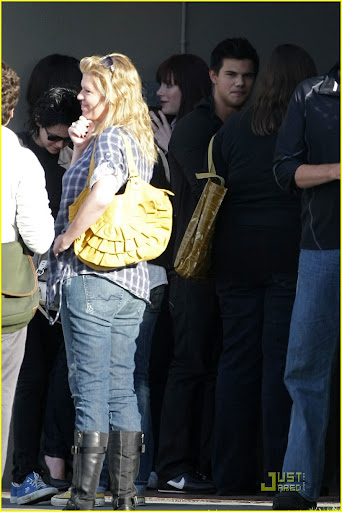 kristen-stewart-robert-pattinson-kings-of-leon-07.jpg