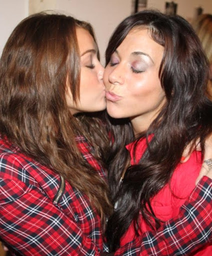 miley-mady-kiss-5.jpg