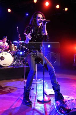 epa01838777 Singer Bill Kaulitz of German pop band Tokio Hotel sings during their unplugged concert in Cologne, Germany, 27 August 2009.  EPA/JOERG CARSTENSEN