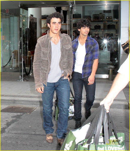 jonas-brothers-bloor-street-02.jpg