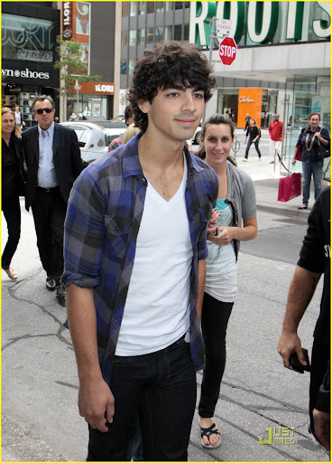 jonas-brothers-bloor-street-01.jpg
