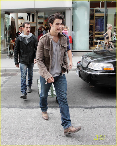 jonas-brothers-bloor-street-05.jpg
