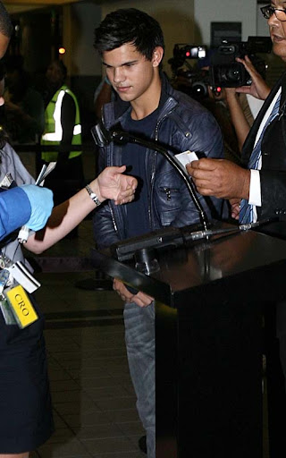 September 26, 2009: Taylor Lautner spotted heading to Vancouver from LAX airport in Los Angeles, California. Credit: INFphoto.com Ref: infusla-153