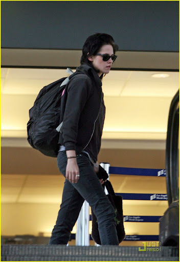 © BAUER-GRIFFIN.COM Actress Kristen Stewart arrives into Los Angeles International Airport (LAX) wearing sunglasses. NON-EXCLUSIVE           October 17, 2009 Job: 91017M10     Los Angeles, California www.bauergriffin.com www.bauergriffinonline.com